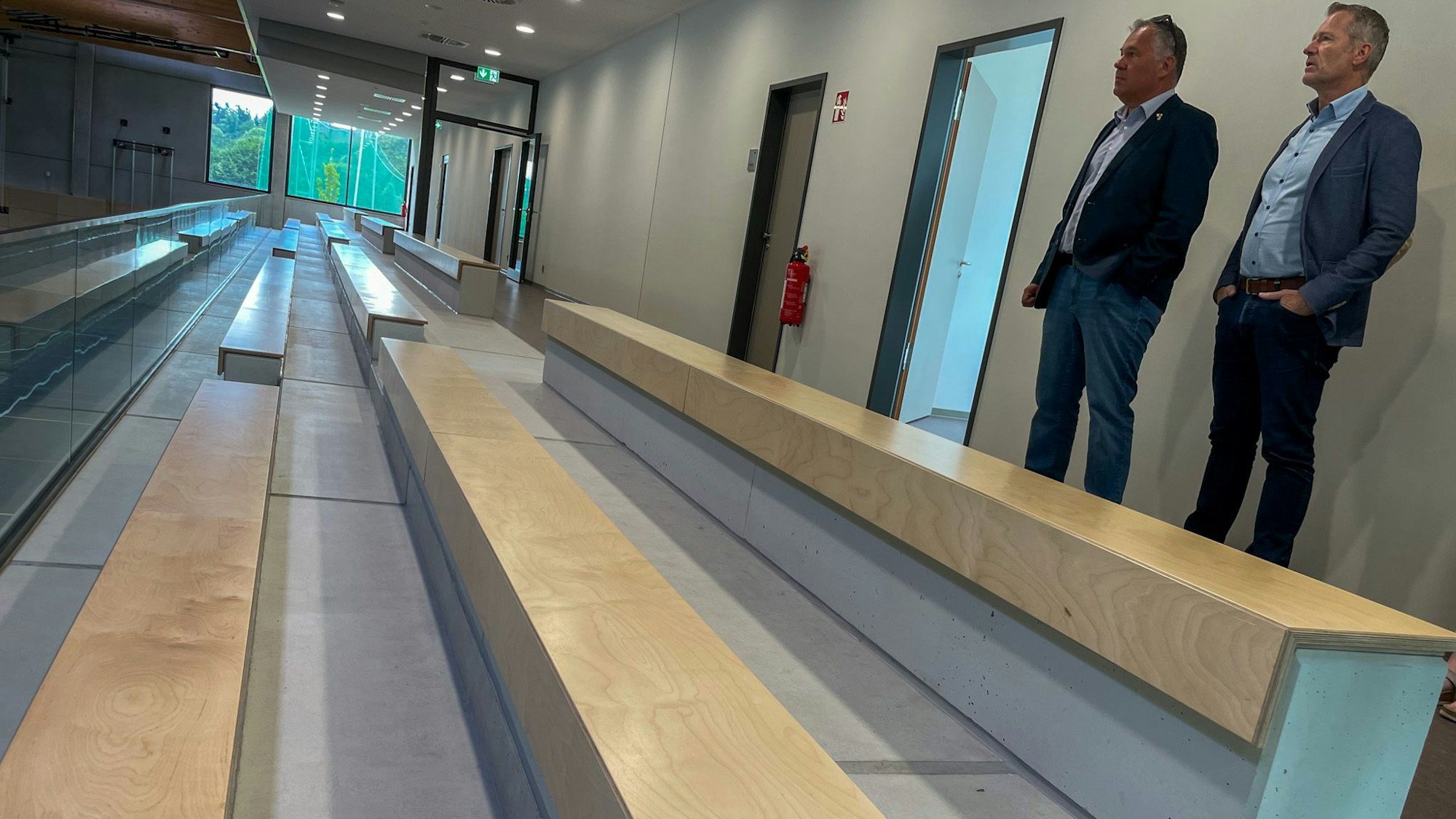 200 Menschen haben Platz auf der Tribüne, auch Menschen mit Rollstuhl.