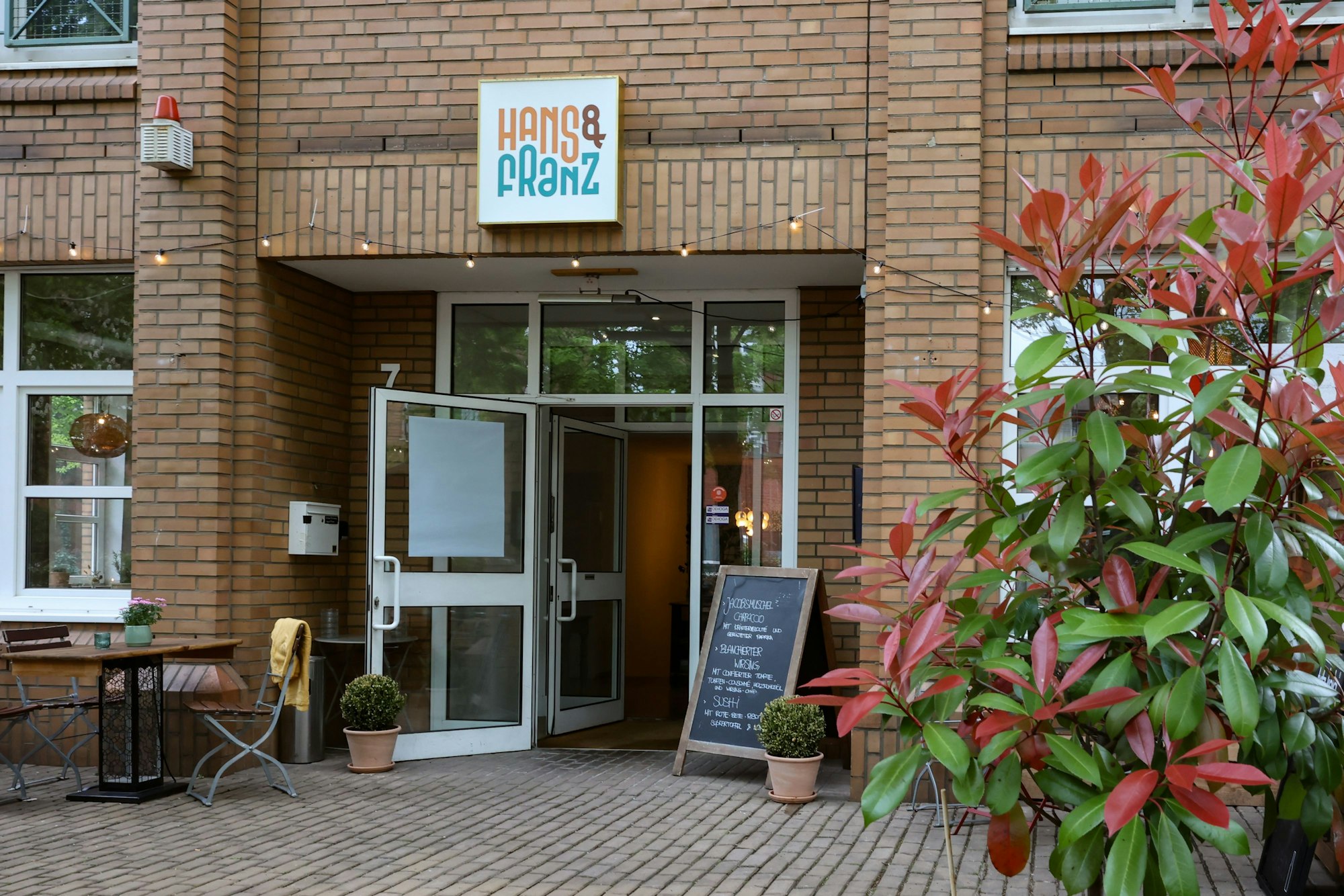 Der Eingang vom Restaurant Hans und Franz in Ehrenfeld.