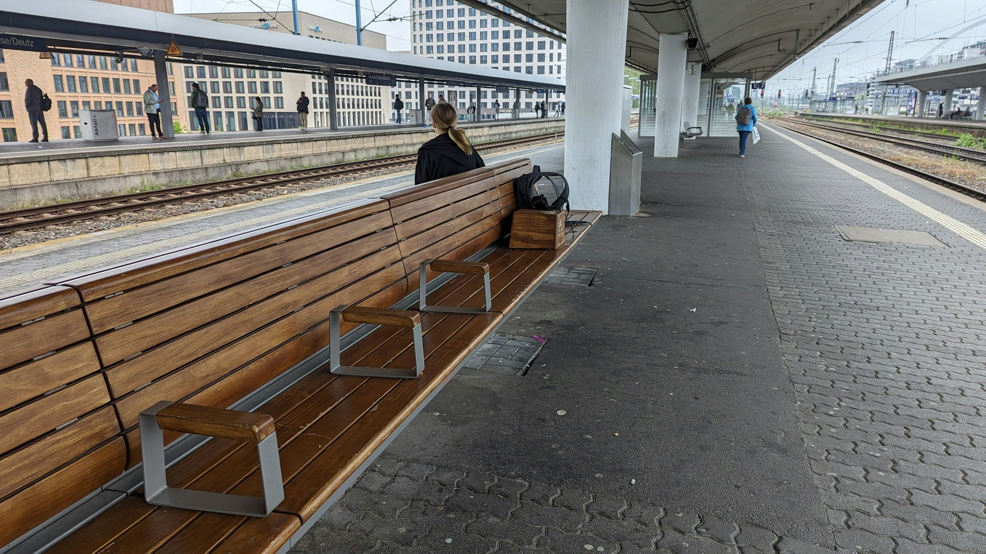 Zu sehen ist eine Sitzbank am Bahnhof Deutz/Messe.