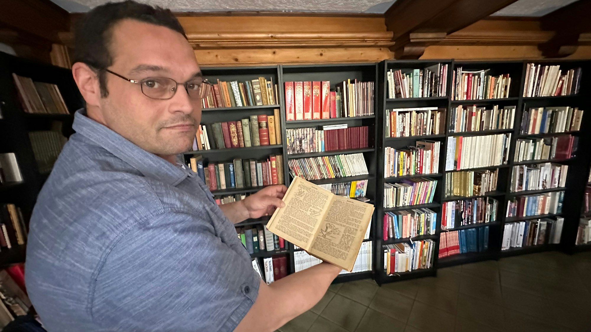 Der ehemalige Augustiner Hof in Sankt Augustin-Ort wird zu neuem Leben erweckt, Tobias Peter ist Koch und hat über 4000 Kochbücher, ein Teil davon steht in der Bibliothek des Gasthofes