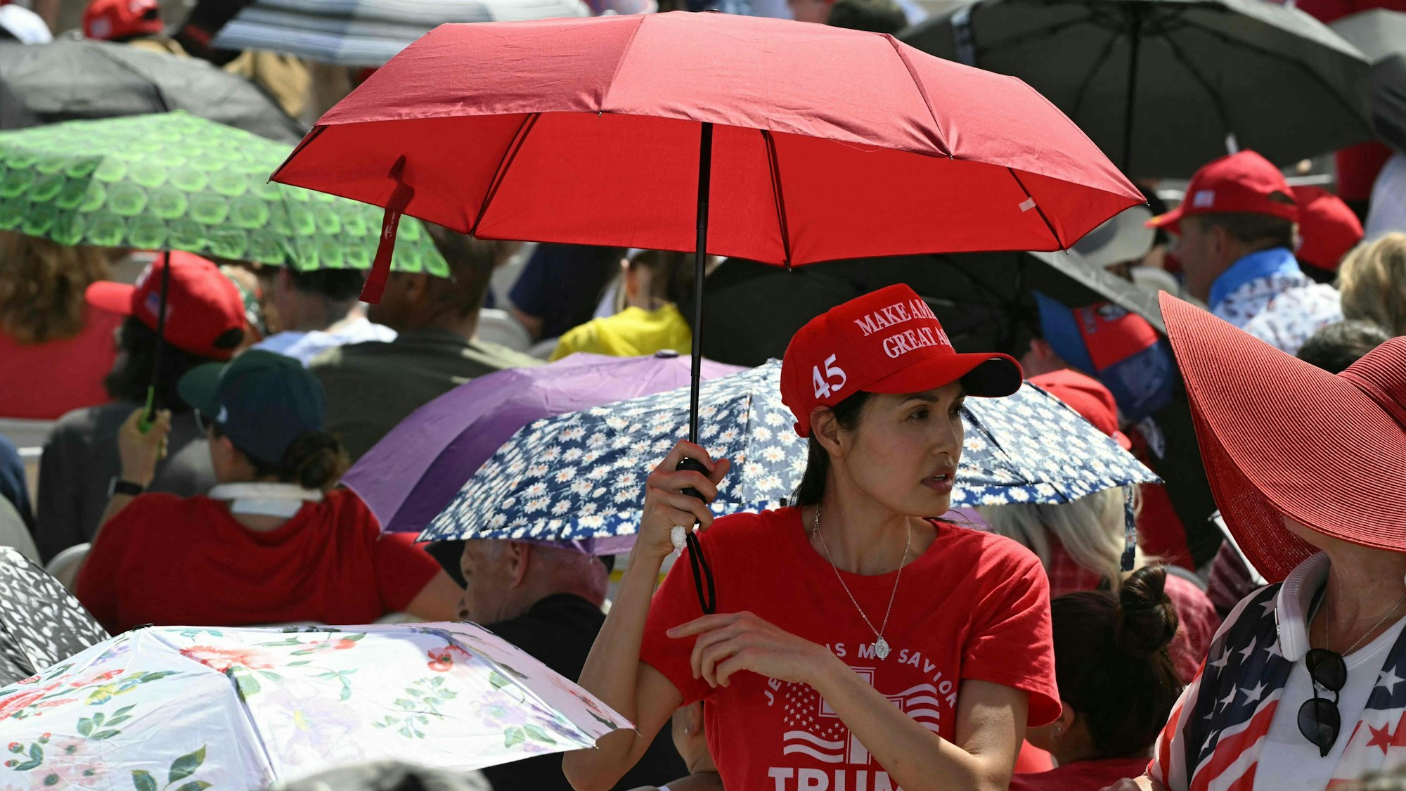 Trump-Unterstützer schützen sich in Las Vegas vor der großen Hitze während eines Auftritts von Donald Trump. Mehrere Menschen wurden ins Krankenhaus eingeliefert.