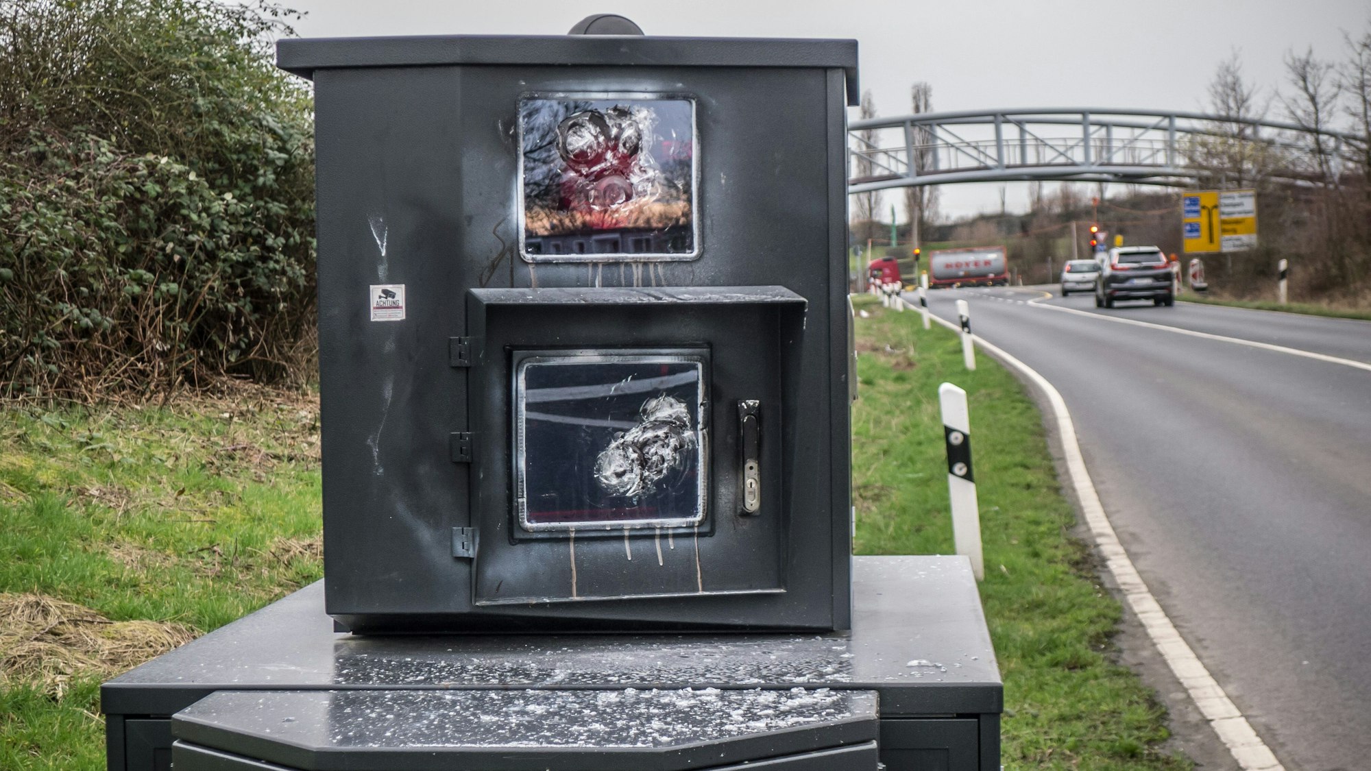 Ein durch Hammerschläge beschädigter städtischer Geschwindigkeitsmesswagen, der über ein Wochenende im Februar an der Rheinallee gestanden hat.