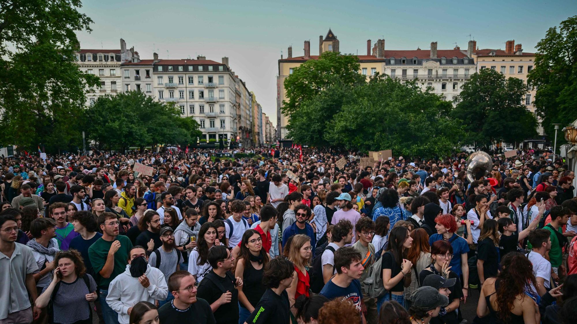 Tausende Protestierende versammeln sich auf einem Platz in Lyon, um gegen den Wahlsieg der rechtsaußen Partei „Rassemblement National“ (RN) zu demonstrieren.