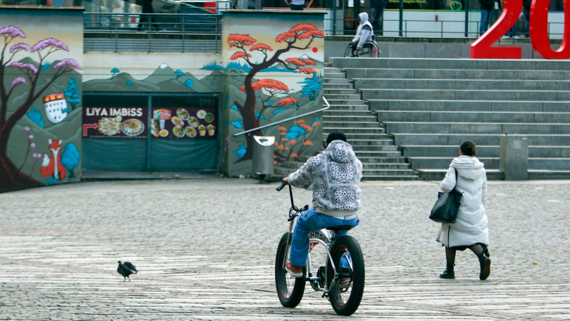 Zu sehen ist der Wiener Platz in Mülheim.