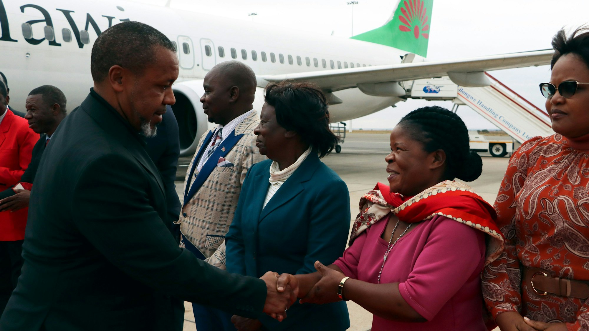 Malawis Vizepräsident Saulos Chilima (l.), begrüßte noch am 9. Juni Regierungsbeamte in Lillongwe nach seiner Rückkehr aus Südkorea.