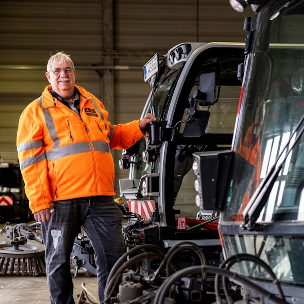 Zu sehen ist Gerhard Bittdorf, Einsatzleiter der Abfallwirtschaftsbetriebe (AWB), neben einem Fahrzeug der Stadtreinigung.