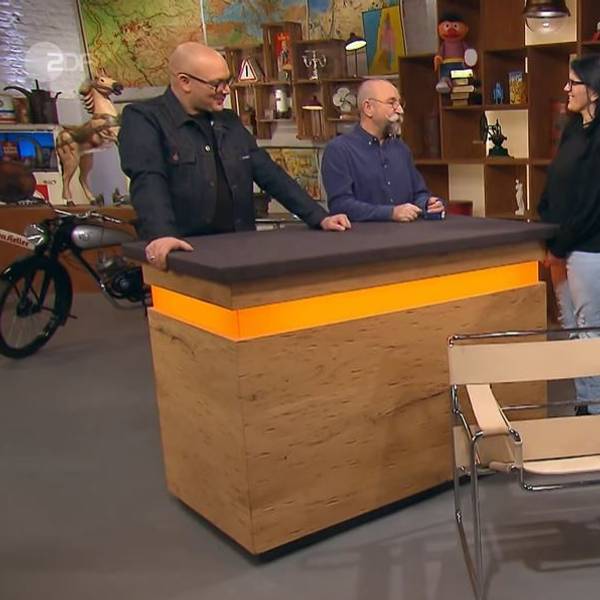 Lidija Zovkic aus Waldbröl (v. l.) mit Horst Lichter und Sven Deutschmanek bei Bares für Rares.