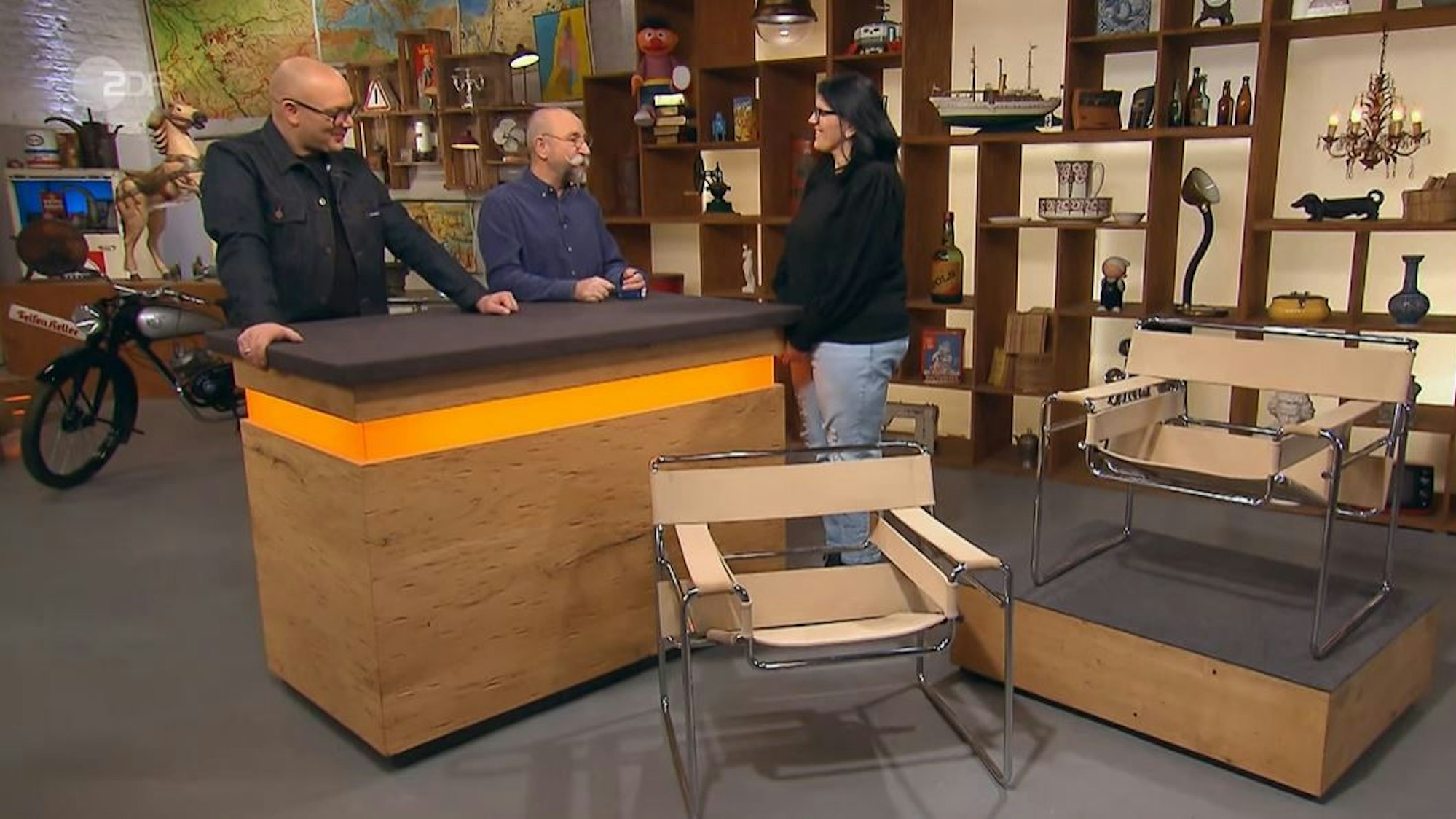 Lidija Zovkic aus Waldbröl (v. l.) mit Horst Lichter und Sven Deutschmanek bei Bares für Rares.