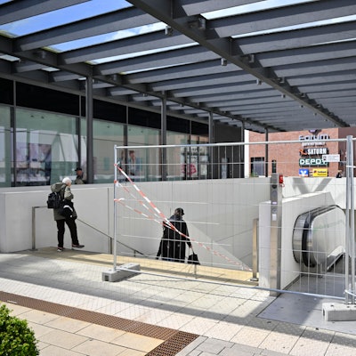 Ein Bauzaun steht vor der defekten Rolltreppe am Forum.