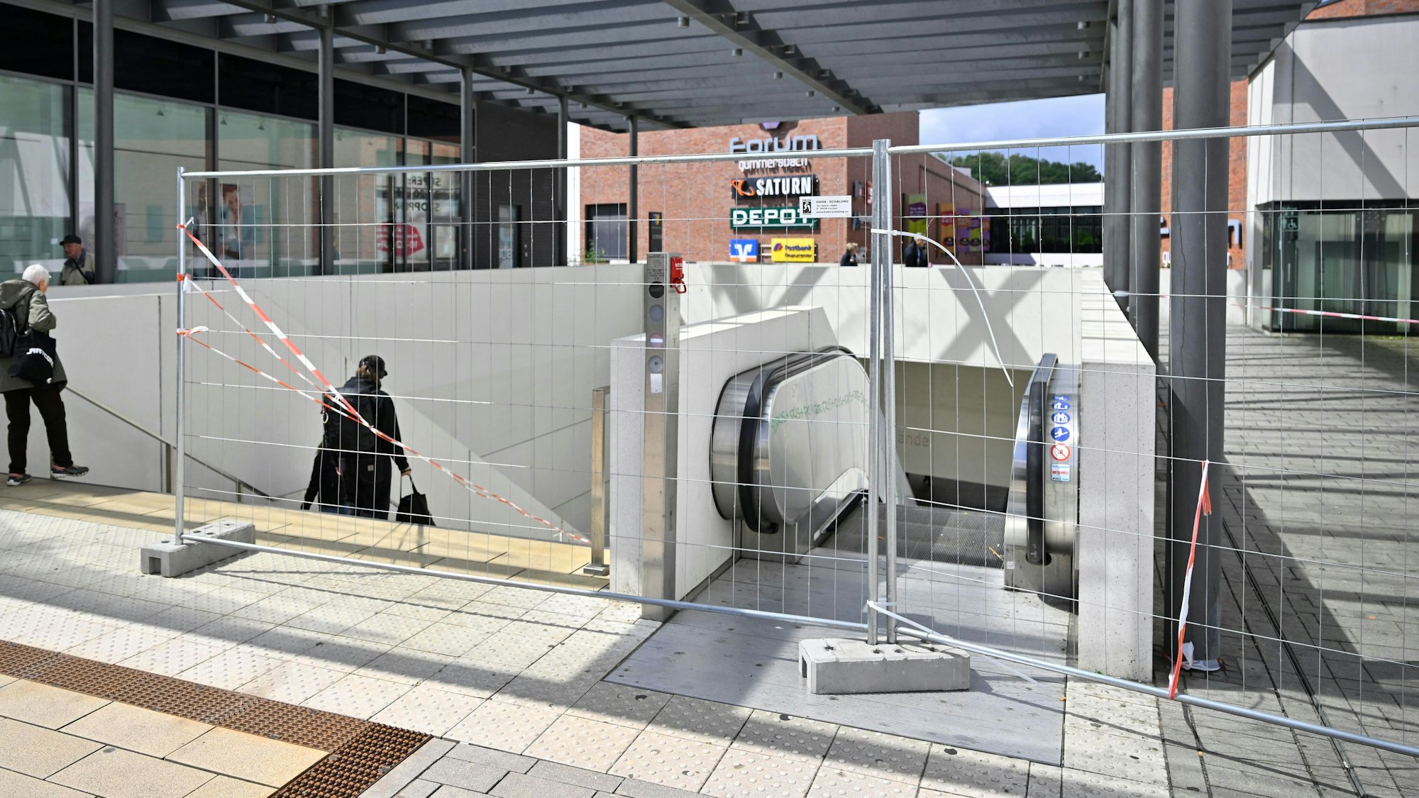 Ein Bauzaun steht vor der defekten Rolltreppe am Forum.