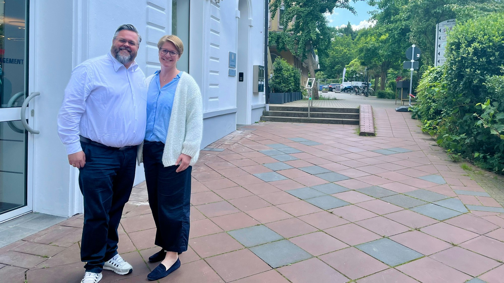 Michael und Ullrike Rheindorf auf dem noch gepflasterten Platz, auf dem ein Garten entstehen soll.