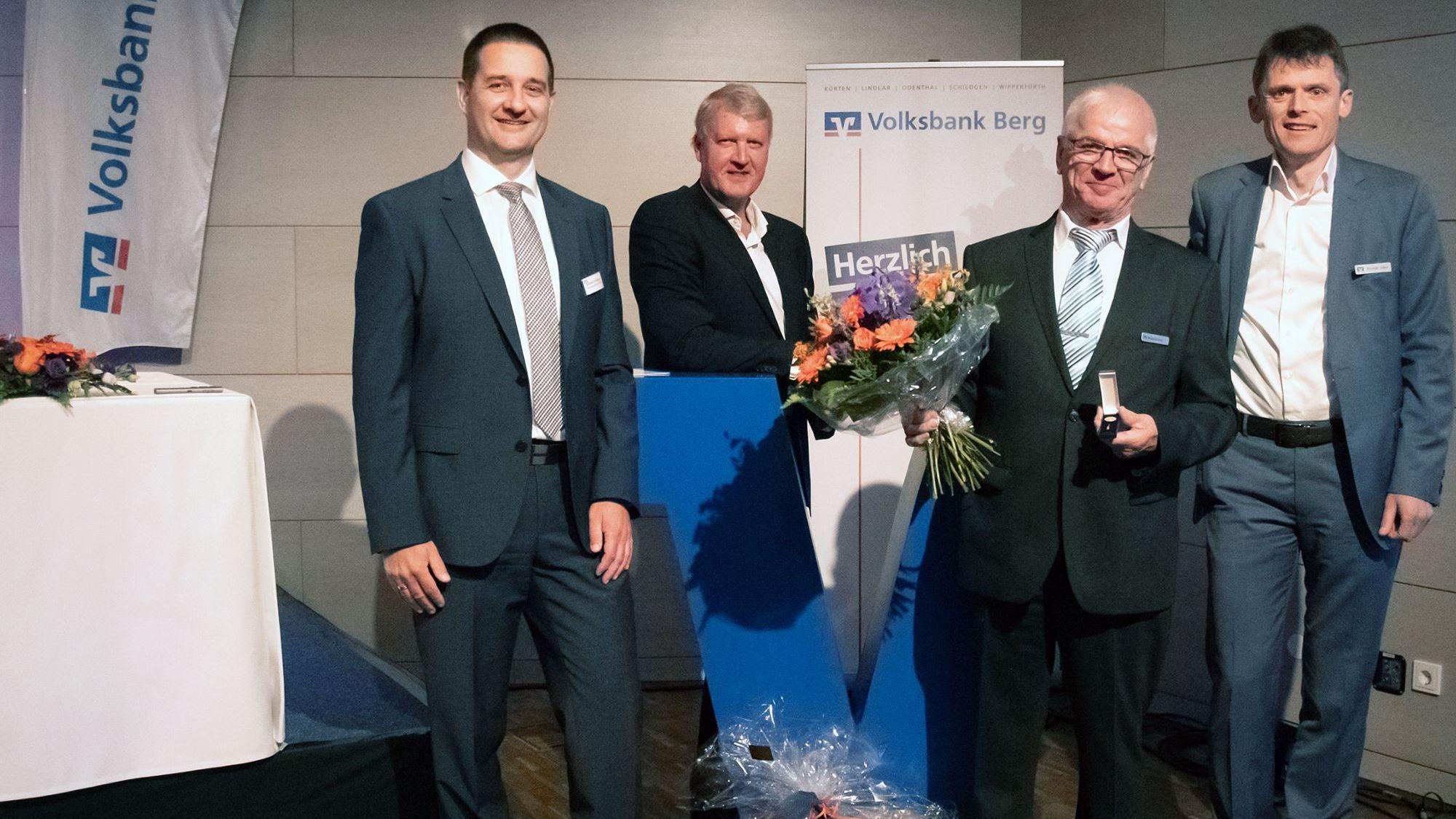 Ehrung für Michael Schmitz (3.v.l.), es gratulieren (v.l.) Karsten Engstberger, Helmut Vilmar und Christoph Gubert.