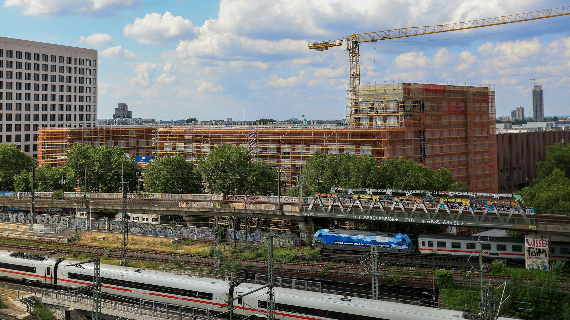 Der Gebäudekomplex „Rossio“ an der Ecke Barmer Straße/ Deutz-Mülheimer Straße