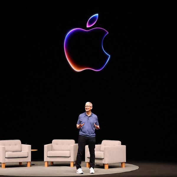 Man sieht Tim Cook, den CEO von Apple, wie auf einem Podium der Apple-Entwicklerkonferenz auf dem Apple Campus einen Vortrag hält.