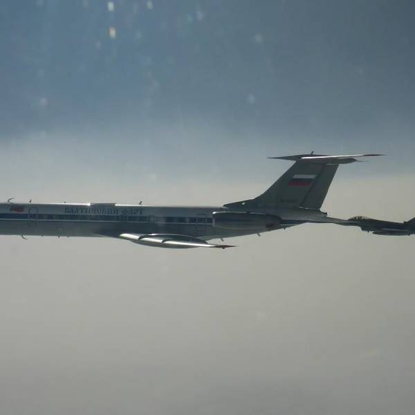 Ein Eurofighter der deutschen Luftwaffe fängt ein russisches Militärflugzeug vom Typ Iljuschin Il-20 über der Ostsee ab. Die deutsche Alarmrotte ist für die Nato am Stützpunkt Lielvarde in Lettland im Einsatz.