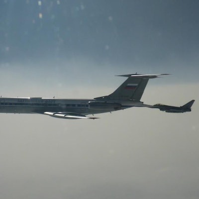 Ein Eurofighter der deutschen Luftwaffe fängt ein russisches Militärflugzeug vom Typ Iljuschin Il-20 über der Ostsee ab. Die deutsche Alarmrotte ist für die Nato am Stützpunkt Lielvarde in Lettland im Einsatz.