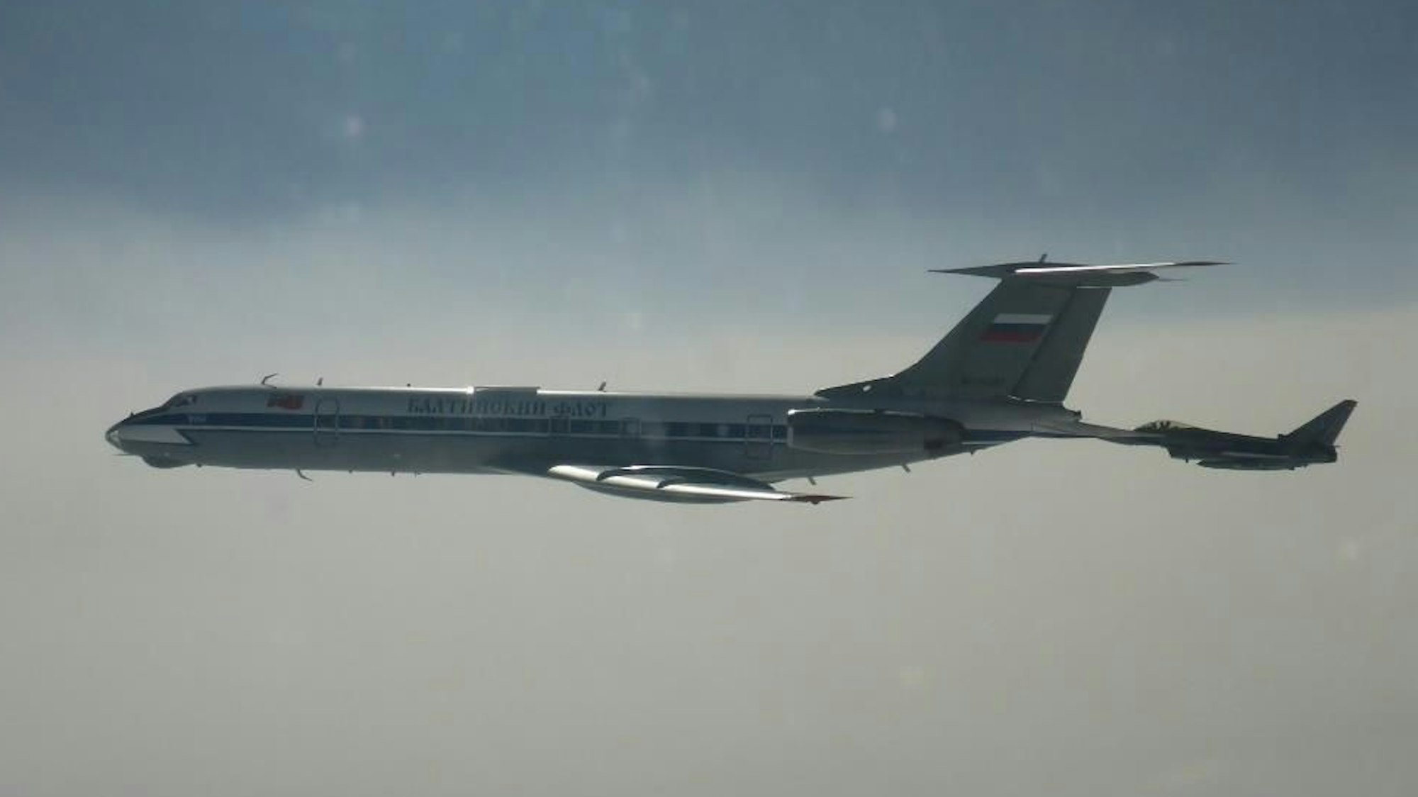 Ein Eurofighter der deutschen Luftwaffe fängt ein russisches Militärflugzeug vom Typ Iljuschin Il-20 über der Ostsee ab. Die deutsche Alarmrotte ist für die Nato am Stützpunkt Lielvarde in Lettland im Einsatz.