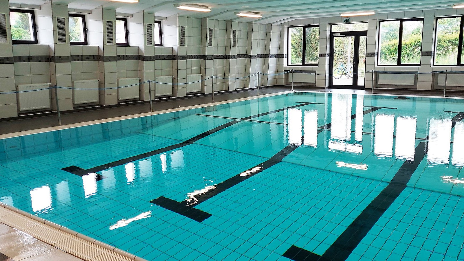 Das Bild zeigt das leere Hallenbad in Dahlem. Es ist frisch saniert.