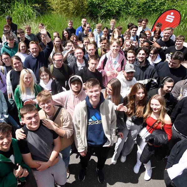 Auf dem Foto sind Schülerinnen und Schüler zu sehen, die an dem Wettbewerb teilgenommen haben.