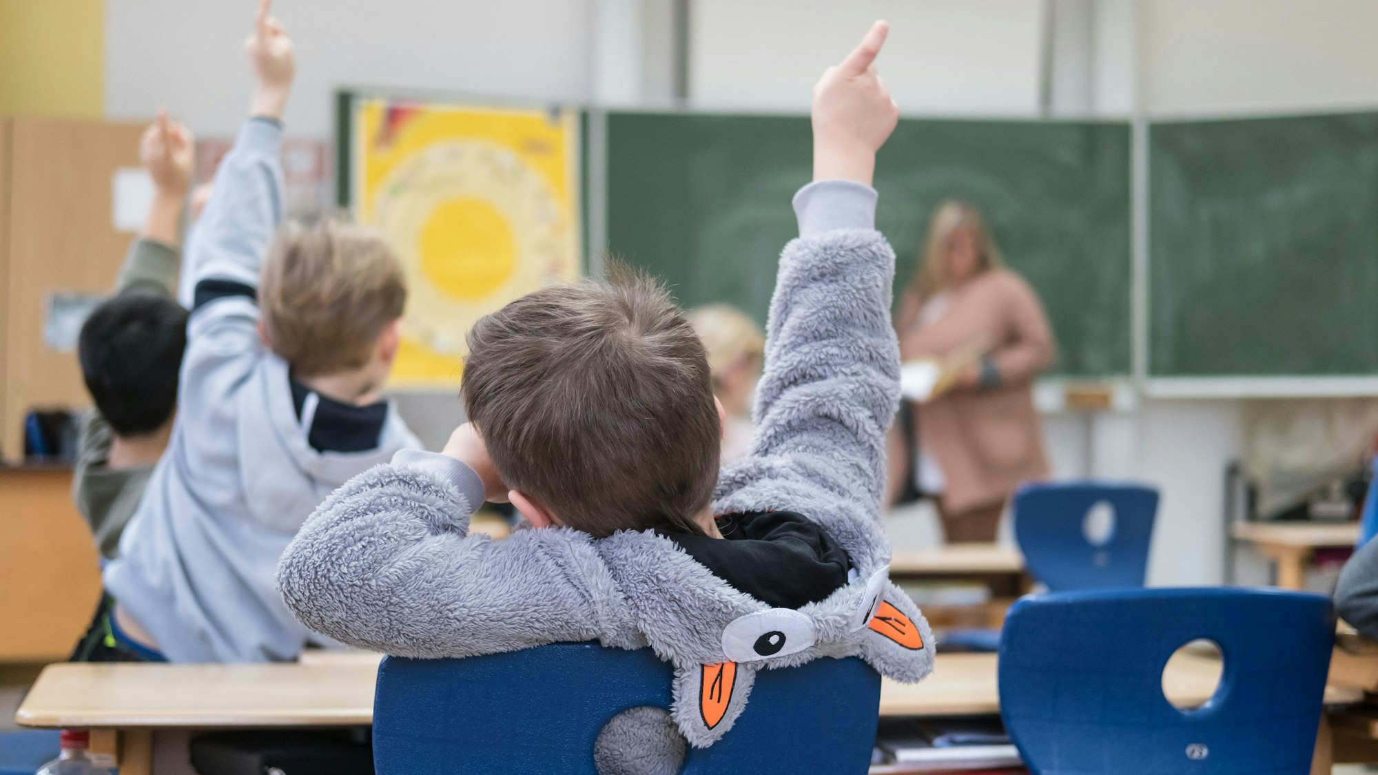 Schüler im Unterricht in einer Grundschule.