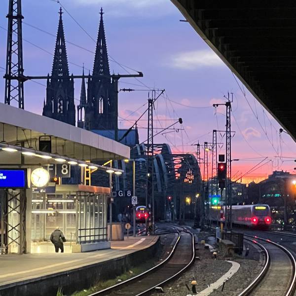 Der Bahnhof in Köln-Deutz im Abendlicht, im Hintergrund die Türme des Kölner Doms.