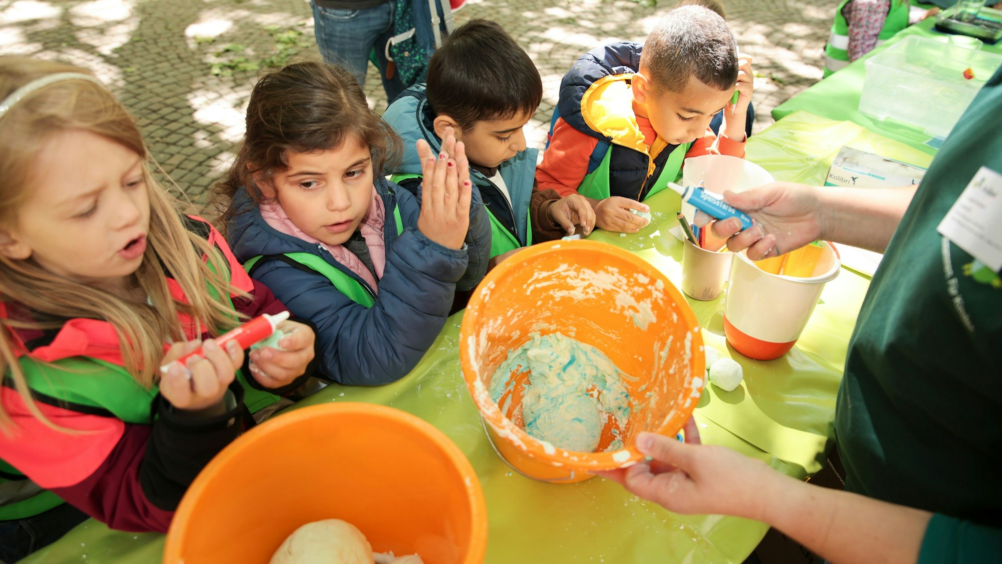 Kinder stellen Seifeknetgugeln her.