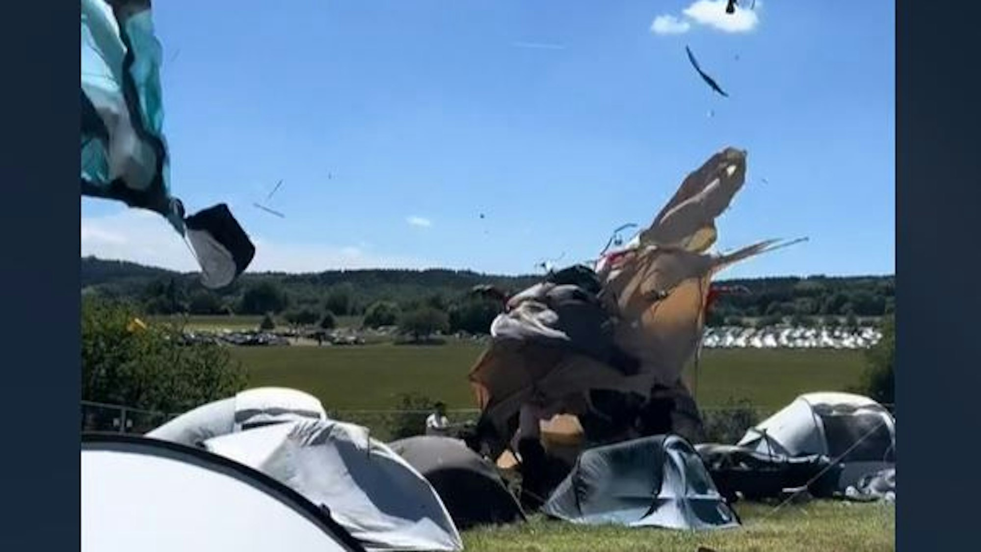 Ein Festival-Besucher war mittendrin im Chaos bei Rock am Ring 2024, als eine Windhose plötzlich Zelte Hunderte Meter in die Luft wirbelte.