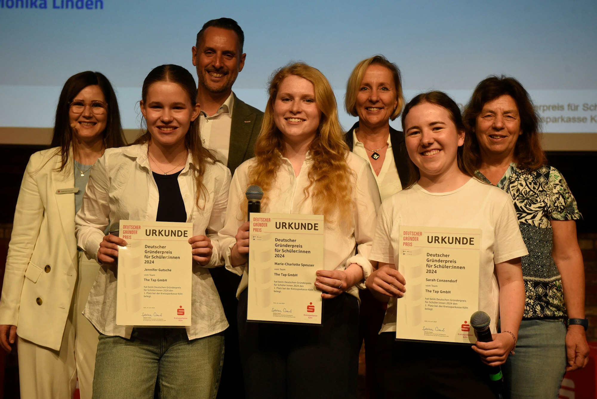 Jennifer Gutsche, Marie-Charlotte Speuser und Sarah Conzendorf (Mitte, v. l.) gewannen Platz eins mit ihrer Idee eines sparsamen Wasserhahnes.