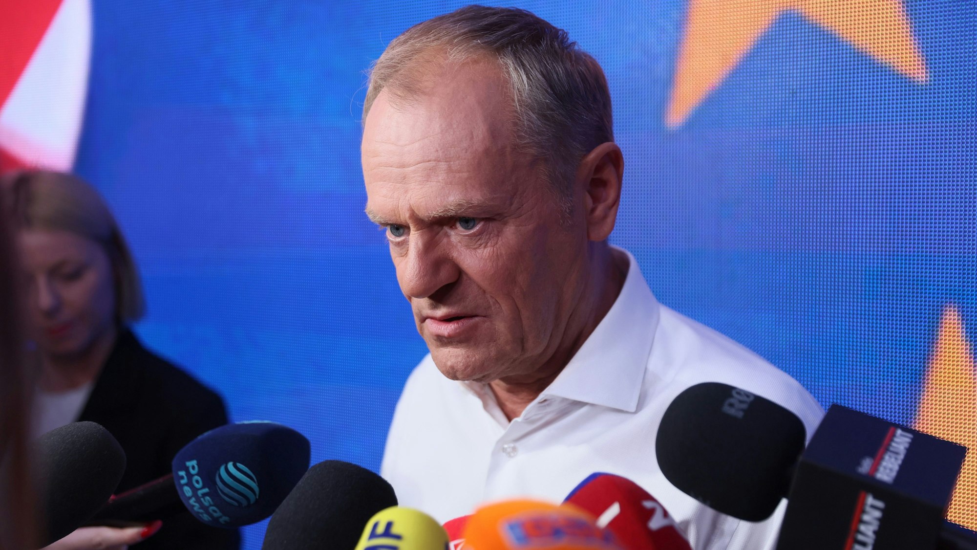 09.06.2024, Polen, Warschau: Der polnische Premierminister Donald Tusk, der eine zentristische, EU-freundliche Partei anführt, spricht in der Wahlkampfzentrale der Bürgerkoalition in Warschau. Foto: Leszek Szymanski/PAP/dpa +++ dpa-Bildfunk +++
