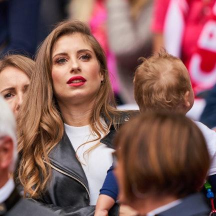Cathy Hummels mit ihrem Sohn Ludwig im Stadion