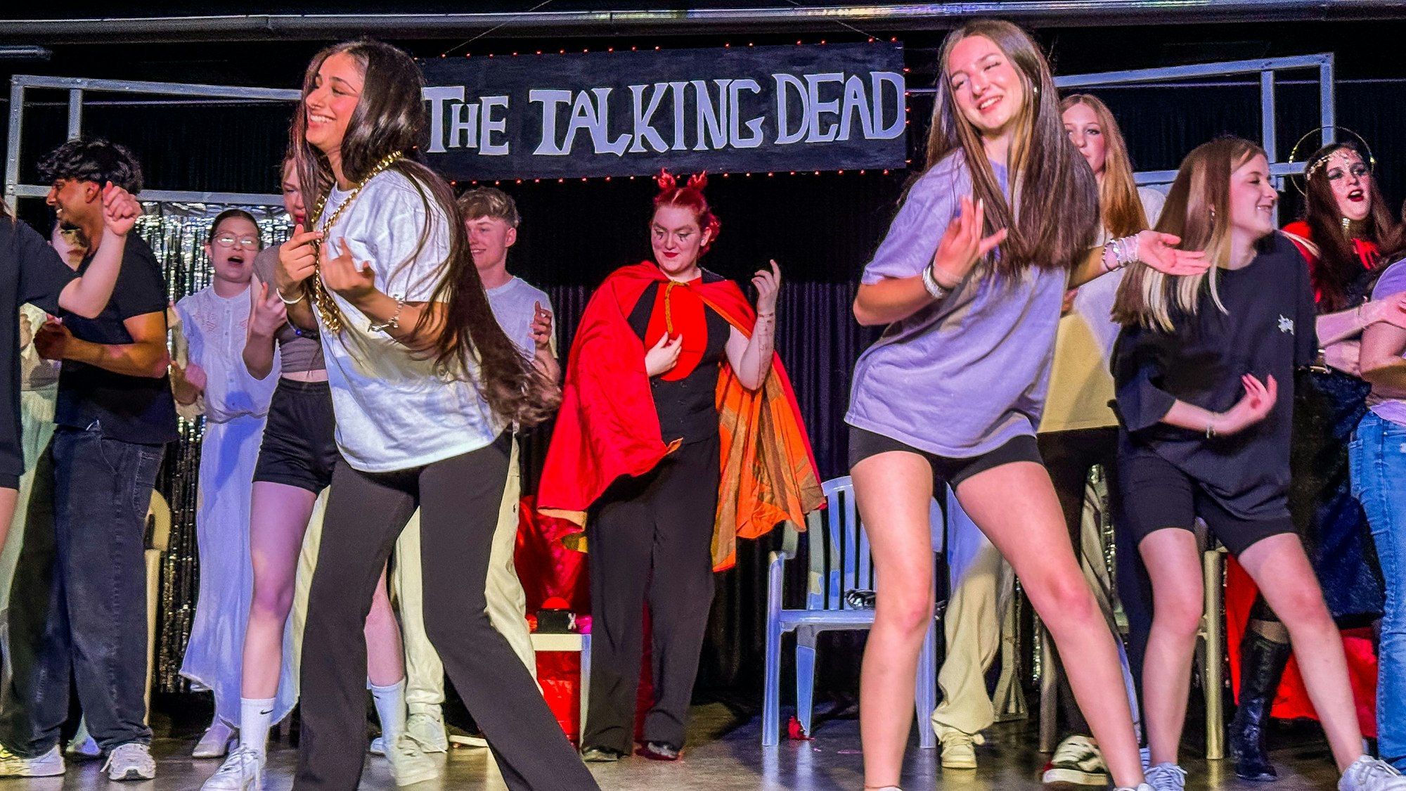 Jugendliche auf der Bühne