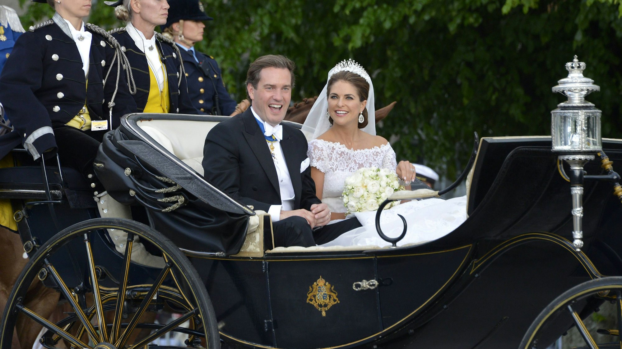 Christopher O'Neill und Prinzessin Madeleine sitzen bei der Hochzeit im Juni 2013 in einer Kutsche.