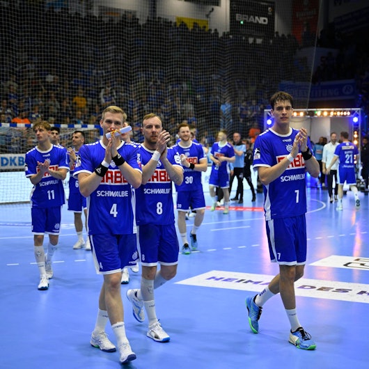 Blick auf eine Handballmannschaft nach einem gewonnenen Spiel