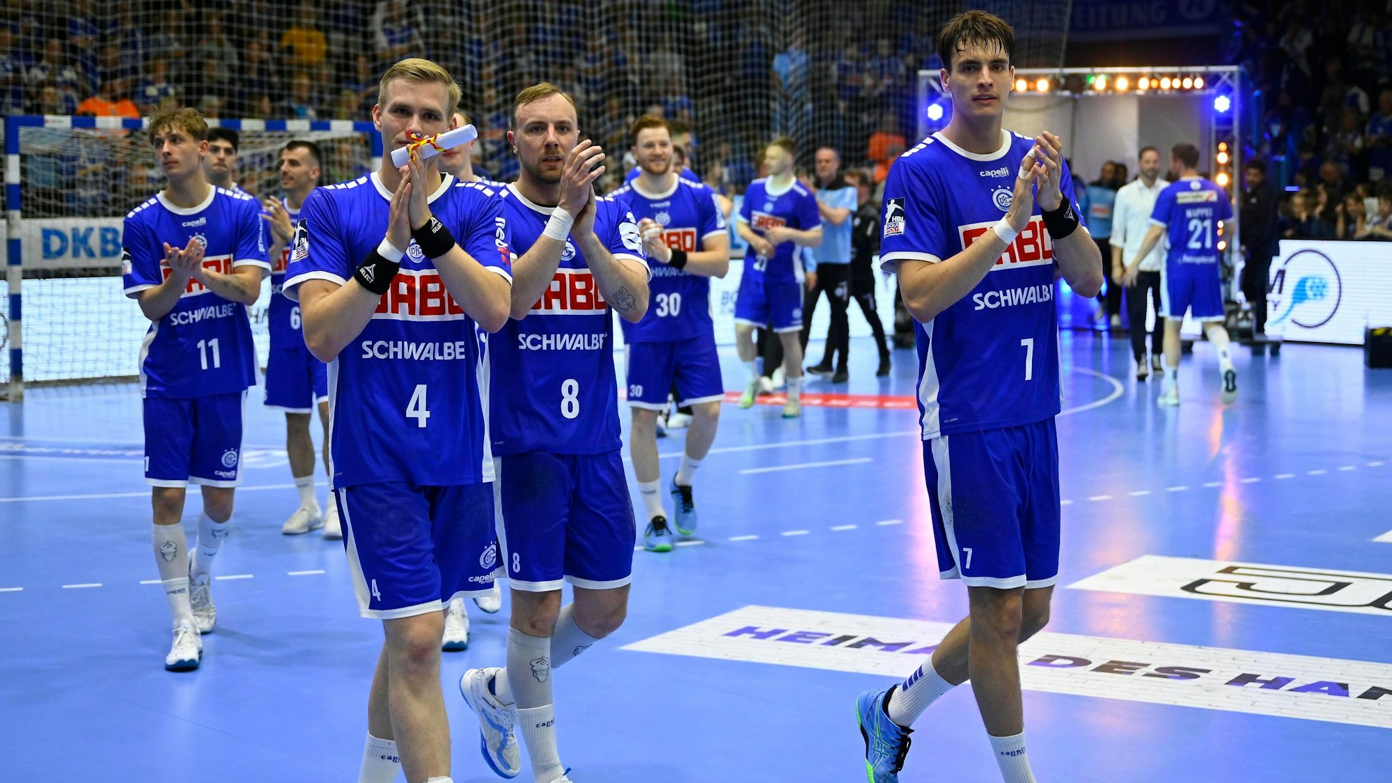 Blick auf eine Handballmannschaft nach einem gewonnenen Spiel