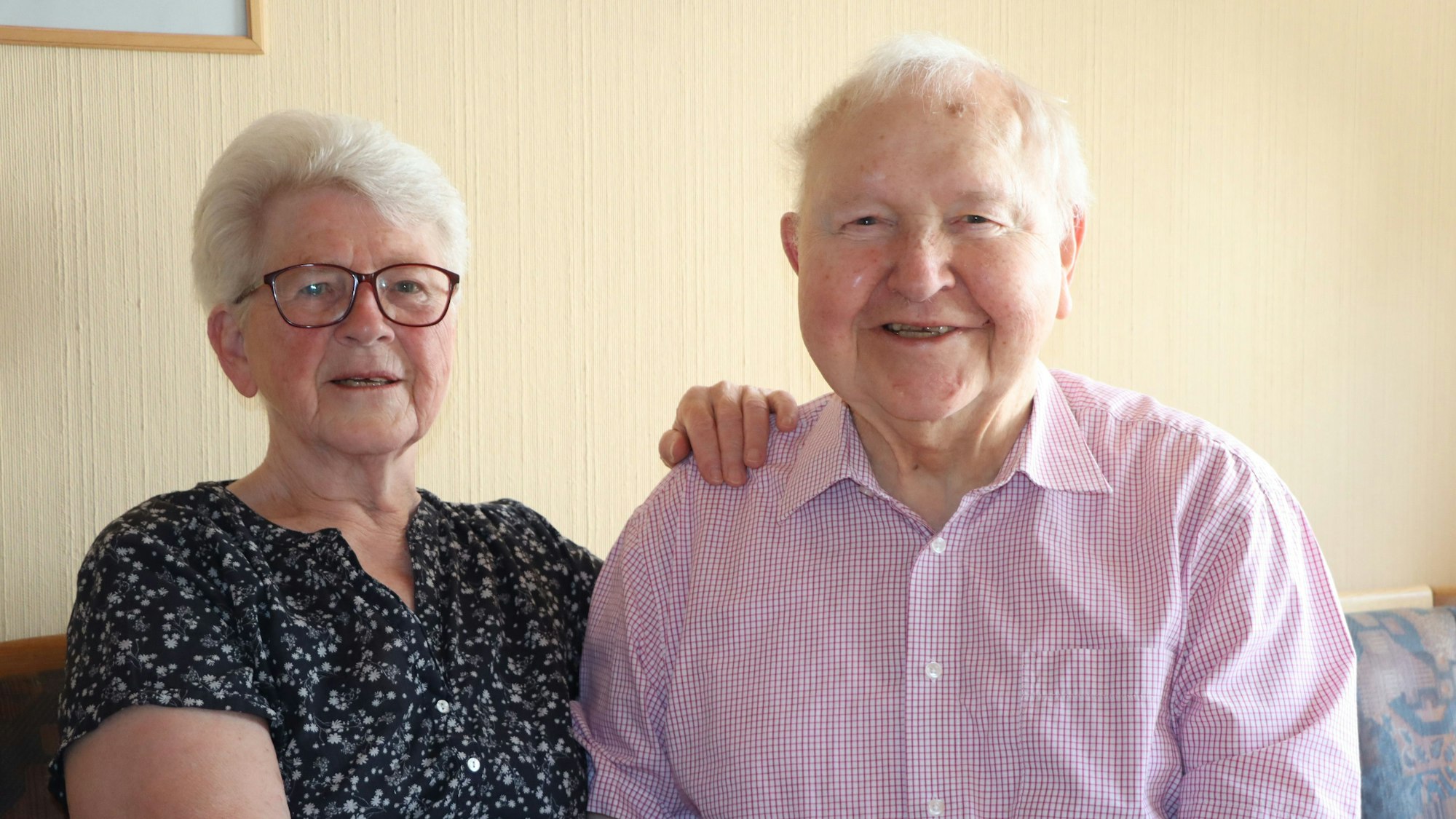 Das Foto zeigt die beiden Ehejubilare in ihrem Wohnzimmer.