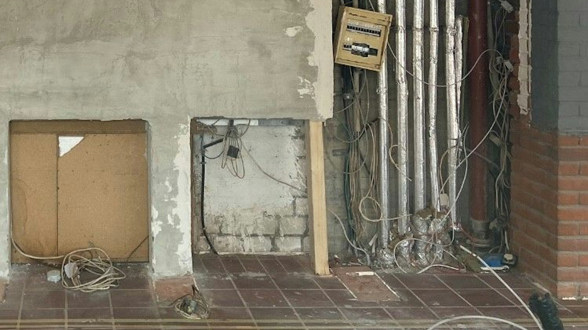 Auf dem Bild ist der leer geräumte Thekenbereich zu sehen.