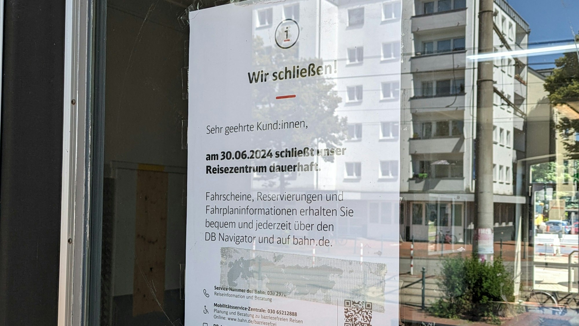 Ein Aushang weist auf die baldige Schließung des Reisezentrums am Bahnhof Beuel hin.