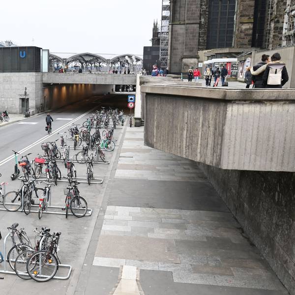 04.03.2024 Köln. Auf der zur Fahrradstraße umgebauten Trankgasse direkt an der Domplatte hat die Stadt Köln zahlreiche Fahrradständer aufgebaut. Das Angebot wird gut genutzt. Foto: Alexander Schwaiger