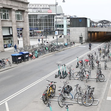 04.03.2024 Köln. Auf der zur Fahrradstraße umgebauten Trankgasse direkt an der Domplatte hat die Stadt Köln zahlreiche Fahrradständer aufgebaut. Das Angebot wird gut genutzt. Foto: Alexander Schwaiger