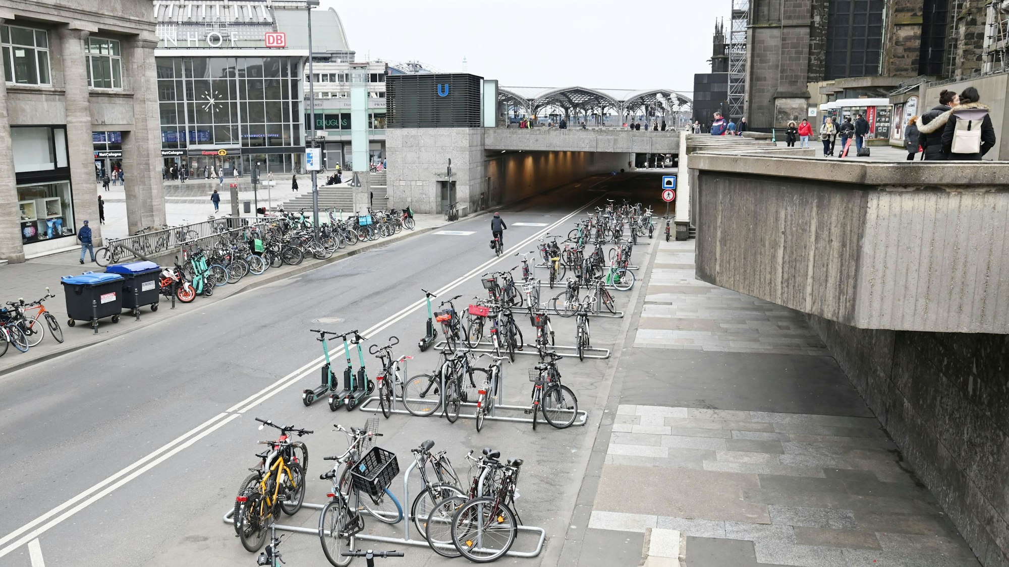 04.03.2024 Köln. Auf der zur Fahrradstraße umgebauten Trankgasse direkt an der Domplatte hat die Stadt Köln zahlreiche Fahrradständer aufgebaut. Das Angebot wird gut genutzt. Foto: Alexander Schwaiger