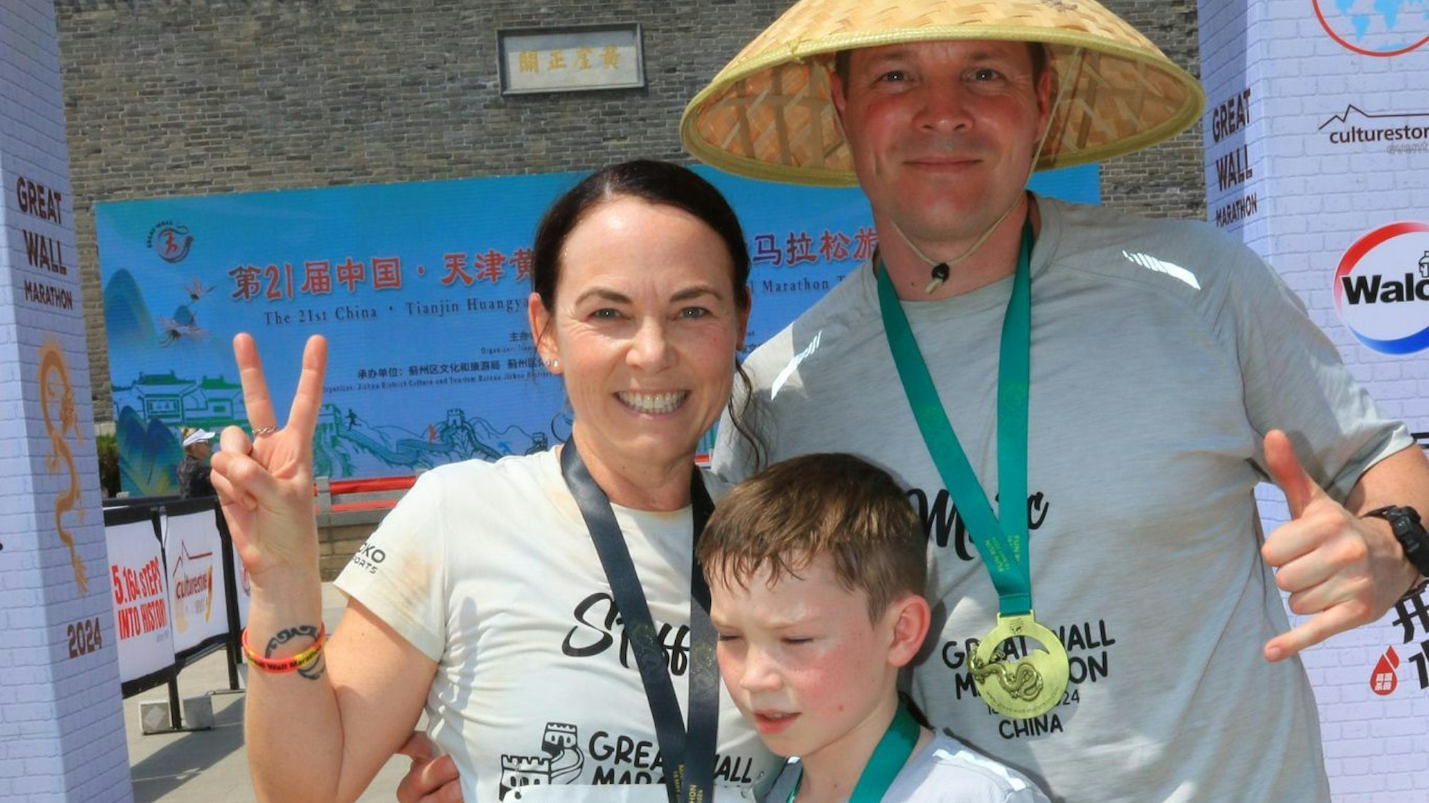 Stefanie und Marc Barth schauen in die Kamera. Sohn Leon Barth sieht geschafft aus.