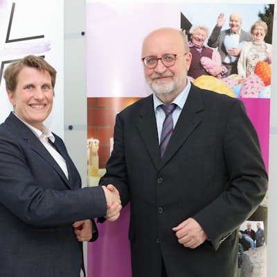 Superintendent Hans-Peter Bruckhoff gratuliert Pfarrerin Verena Jantzen mit einem Handschlag.