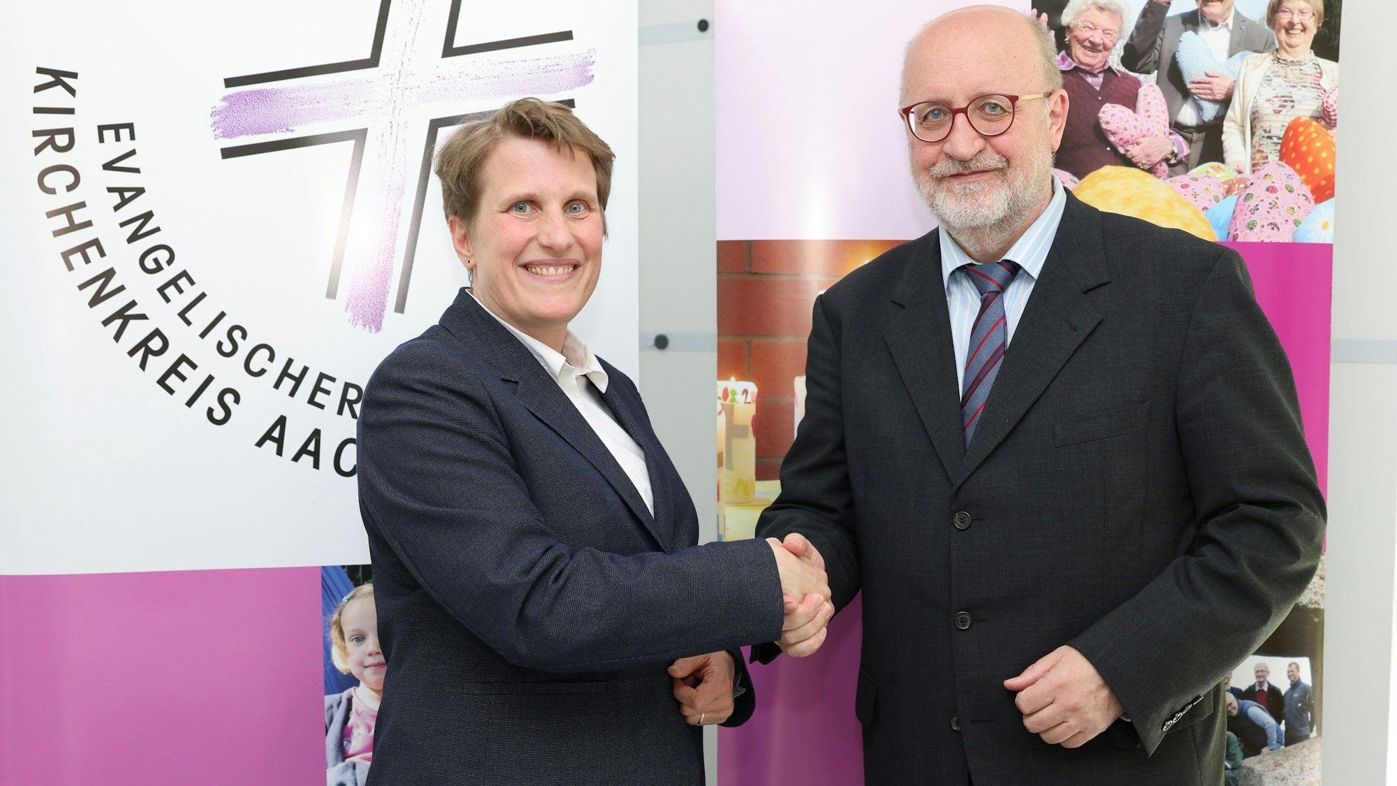 Superintendent Hans-Peter Bruckhoff gratuliert Pfarrerin Verena Jantzen mit einem Handschlag.