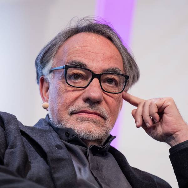 Natan Sznaider, israelischer Soziologe und Schriftsteller, sitzt bei der Eröffnung des Philosophie-Festivals Phil.Cologne auf der Bühne der Flora.