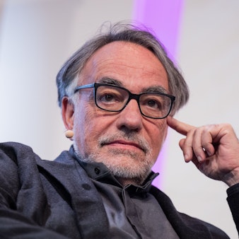 Natan Sznaider, israelischer Soziologe und Schriftsteller, sitzt bei der Eröffnung des Philosophie-Festivals Phil.Cologne auf der Bühne der Flora.