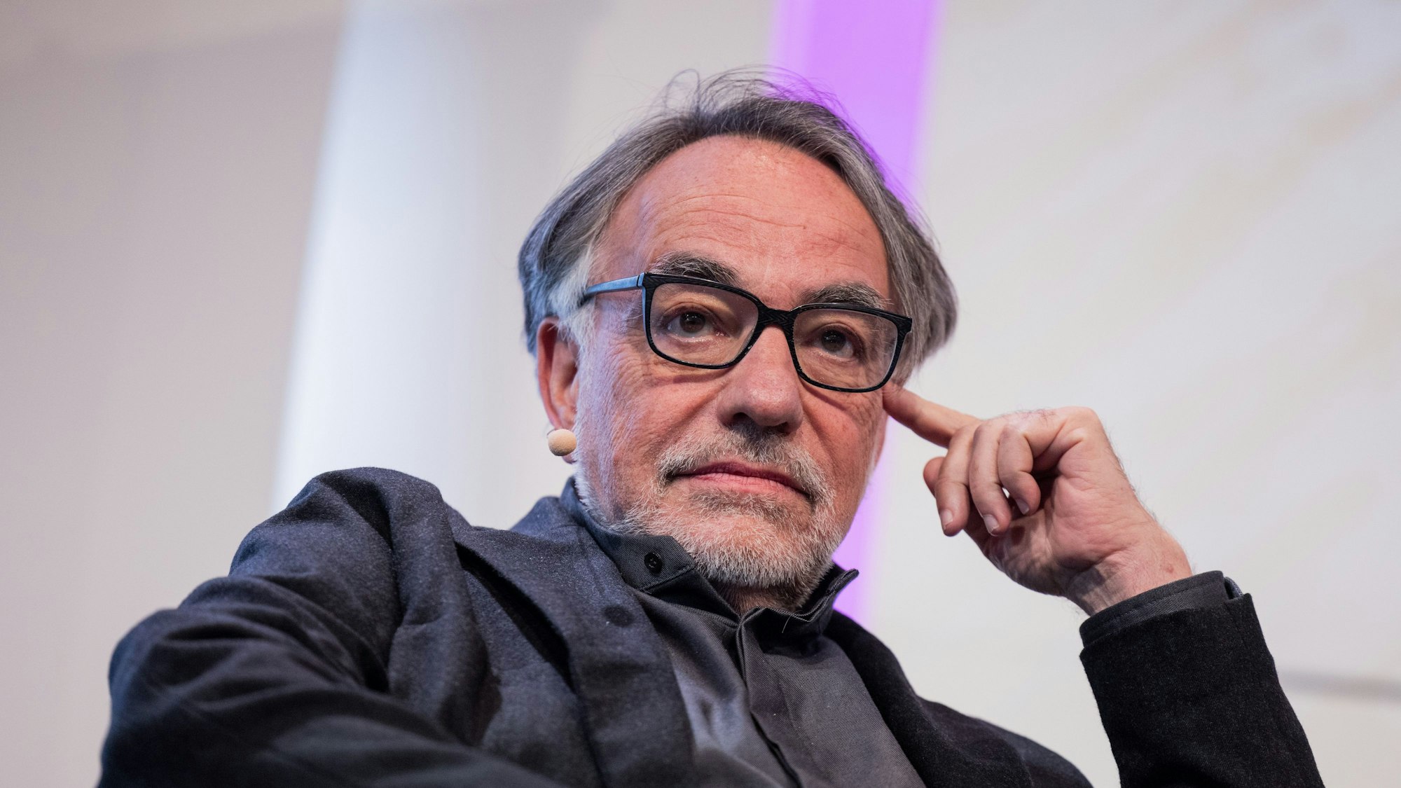 Natan Sznaider, israelischer Soziologe und Schriftsteller, sitzt bei der Eröffnung des Philosophie-Festivals Phil.Cologne auf der Bühne der Flora.