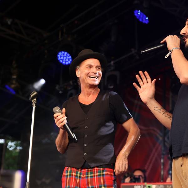 Eko Fresh und Peter Brings stehen gemeinsam auf der Bühne im Tanzbrunnen.