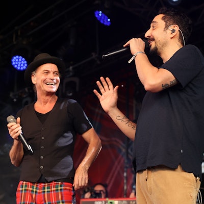 Eko Fresh und Peter Brings stehen gemeinsam auf der Bühne im Tanzbrunnen.