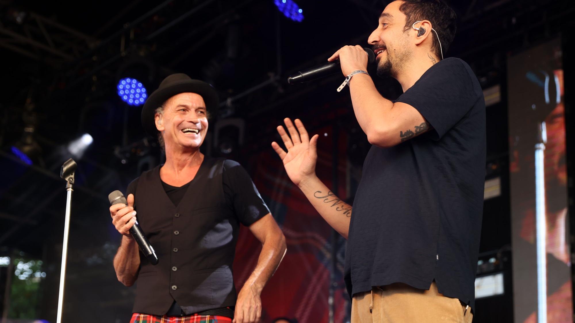 Eko Fresh und Peter Brings stehen gemeinsam auf der Bühne im Tanzbrunnen.