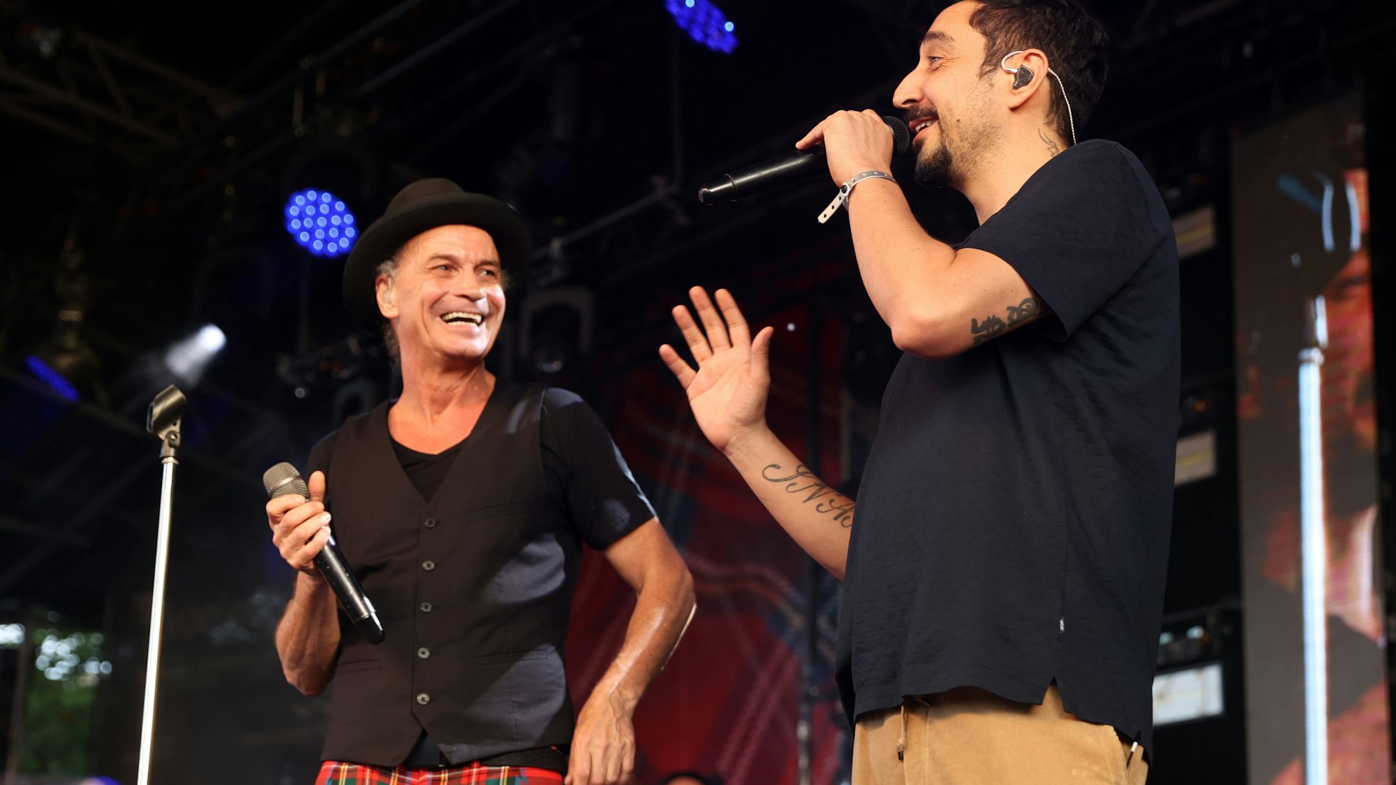 Eko Fresh und Peter Brings stehen gemeinsam auf der Bühne im Tanzbrunnen.